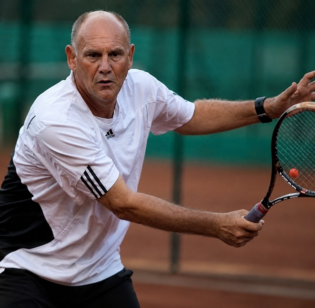 Yann Drieux, directeur sportif du Tennis Réunion Performance, en action sur un court de tennis